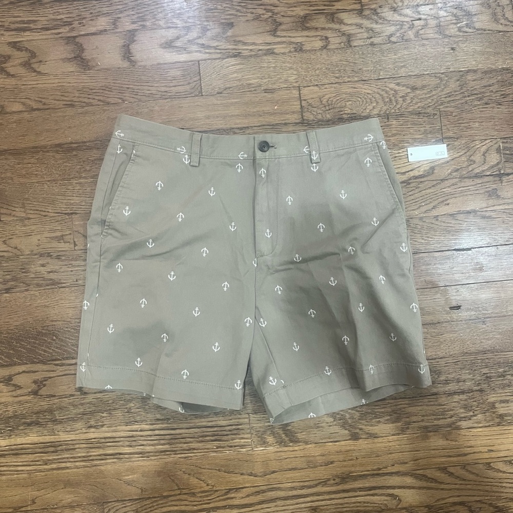 Amazon Essentials Tan Cargo Shorts with Tropical Print